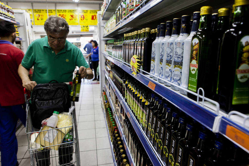 Brasileiro compra menos que em 2011